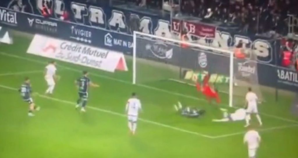 UŽAS U FRANCUSKOJ Fudbaler u komi posle sudara glavama (VIDEO)
