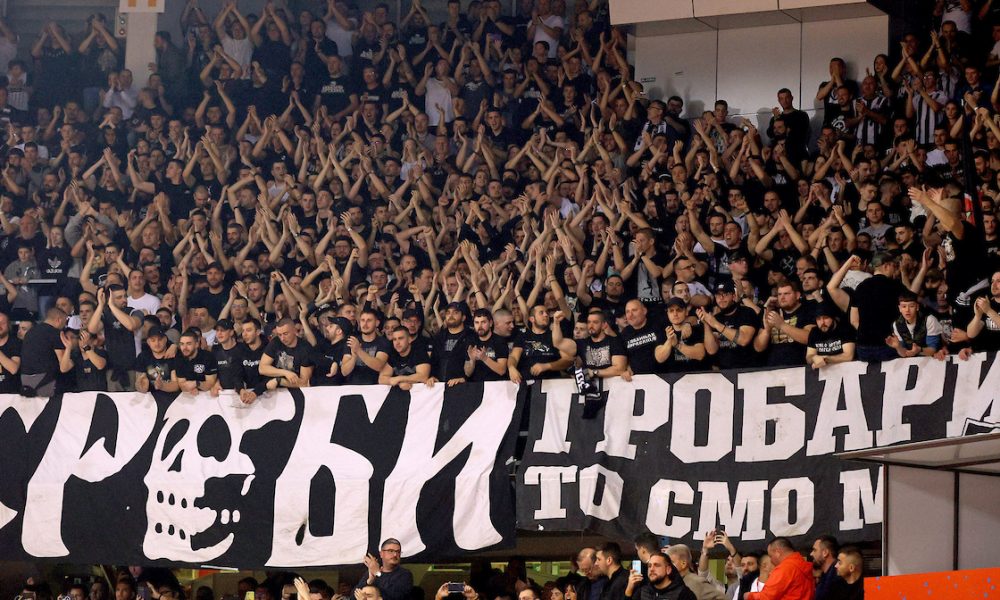 NISU PODNELI PORAZ Grobari pred kraj meča zasuli klupu Zvezde tvrdim predmetima (VIDEO)