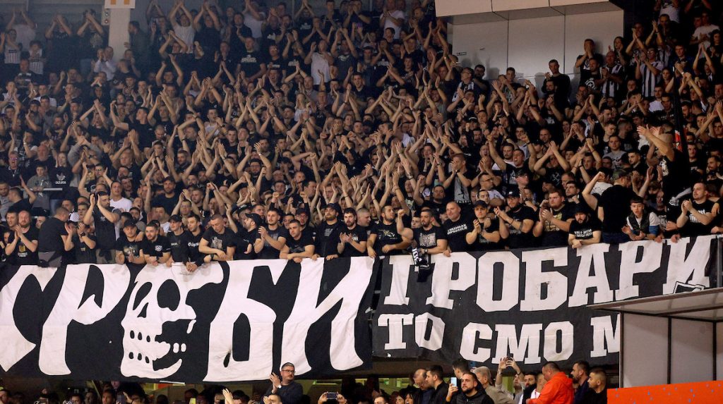 NISU PODNELI PORAZ Grobari pred kraj meča zasuli klupu Zvezde tvrdim predmetima (VIDEO)