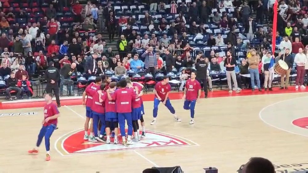 VRELA ATMOSFERA U ARENI Evo šta su navijači Zvezde poručili igračima Barselone (VIDEO)