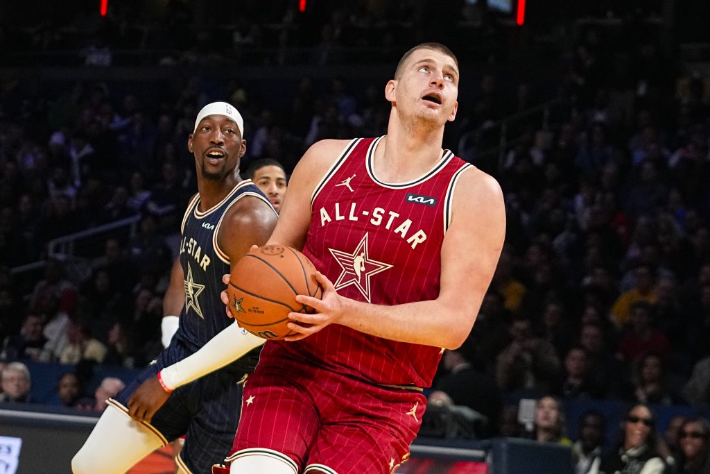PONOSNI SRBIN Jokić na Ol star meč izašao u posebnoj majici! Denver je to odmah objavio… (FOTO)