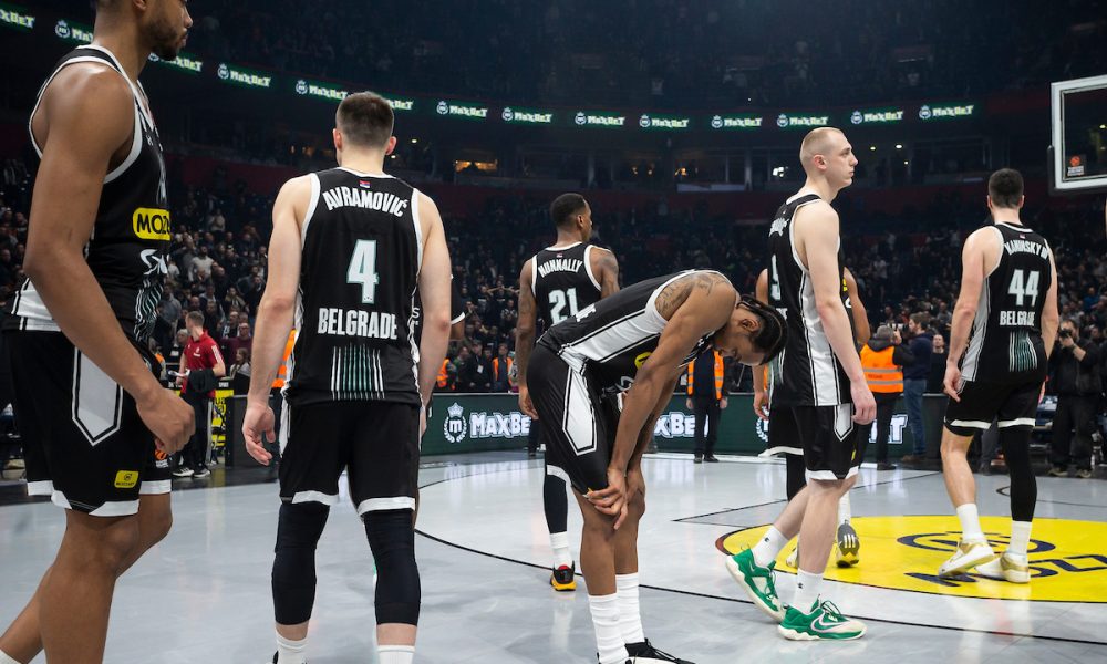 MUK, PA ZVIŽDUCI „Grobari“ besneli posle poraza Partizana! Ponitka se sukobio sa navijačem (VIDEO)