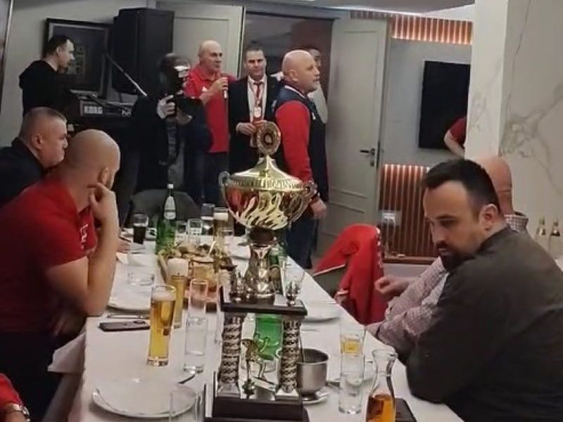 I DOBRO ZNAJ! Orila se Zvezdina pesma na proslavi osvajanja Kupa Srbije za rukometašice (VIDEO)