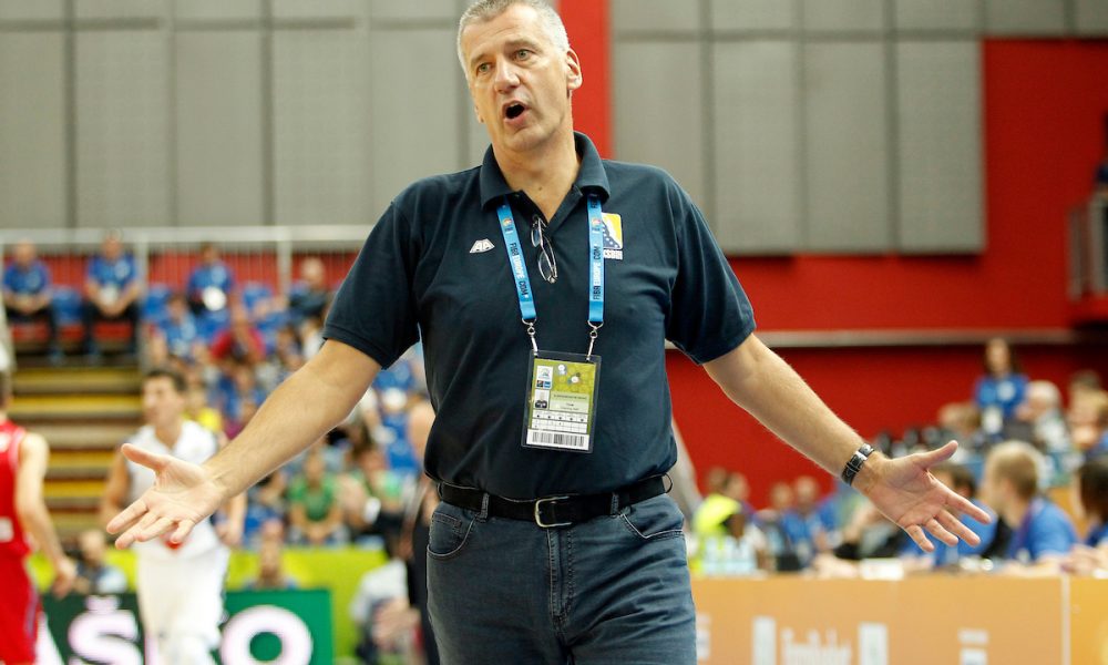 PAO DOGOVOR Aco Petrović potpisao! Evo na čijoj klupi će da sedi naredne četiri godine (FOTO)