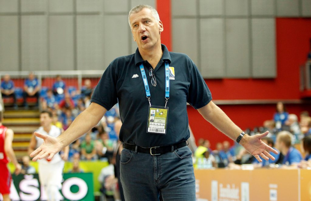 PAO DOGOVOR Aco Petrović potpisao! Evo na čijoj klupi će da sedi naredne četiri godine (FOTO)