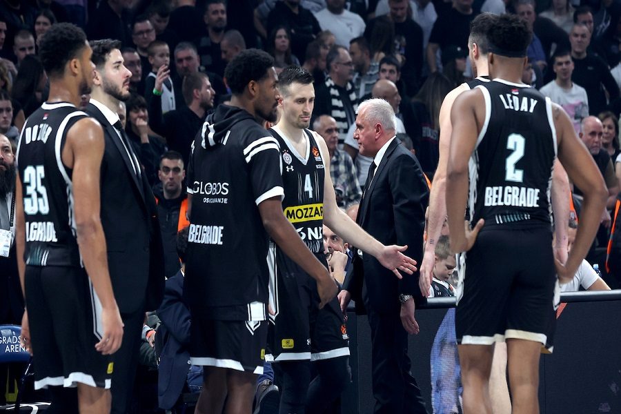 NA RIBANJU KOD NAVIJAČA „Grobari“ ljuti kao nikada do sada, igračima poručili: Čiji grb nosite, bre?! (VIDEO)