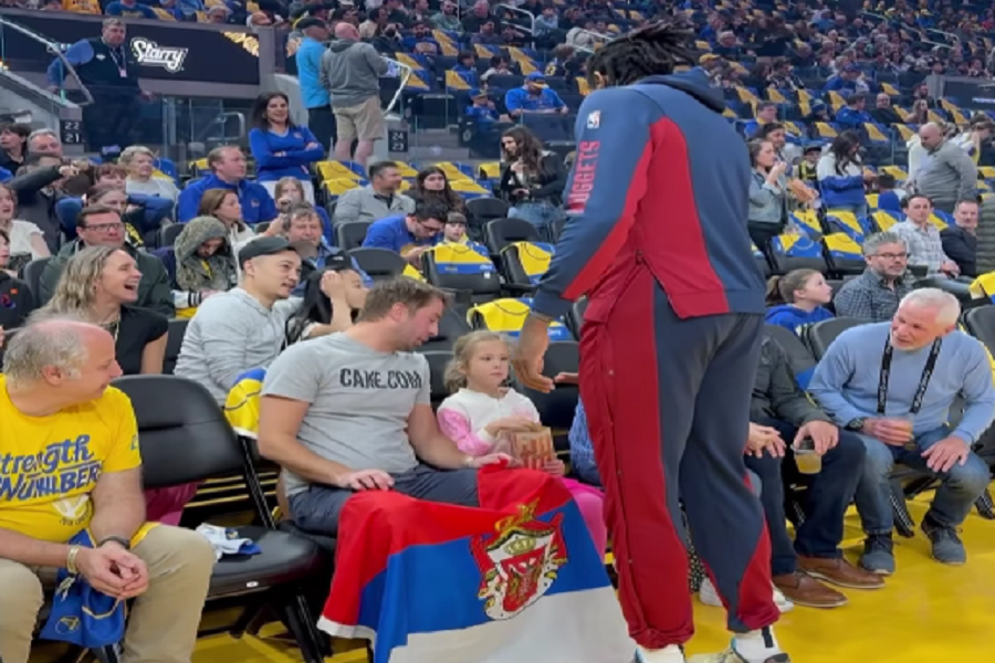 DOŠLA DA GLEDA JOKIĆA Devojčica sa zastavom Vojvodine postala hit na internetu! Tu je i Diandre Džordan (VIDEO)