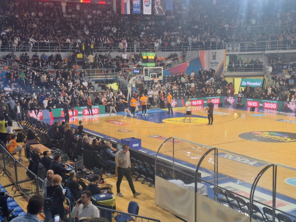 KOŠARKAŠKI PRAZNIK U „ČAIRU“ Počelo natpevavanje „grobara“ i „delija“! Nek na tome i ostane (VIDEO)