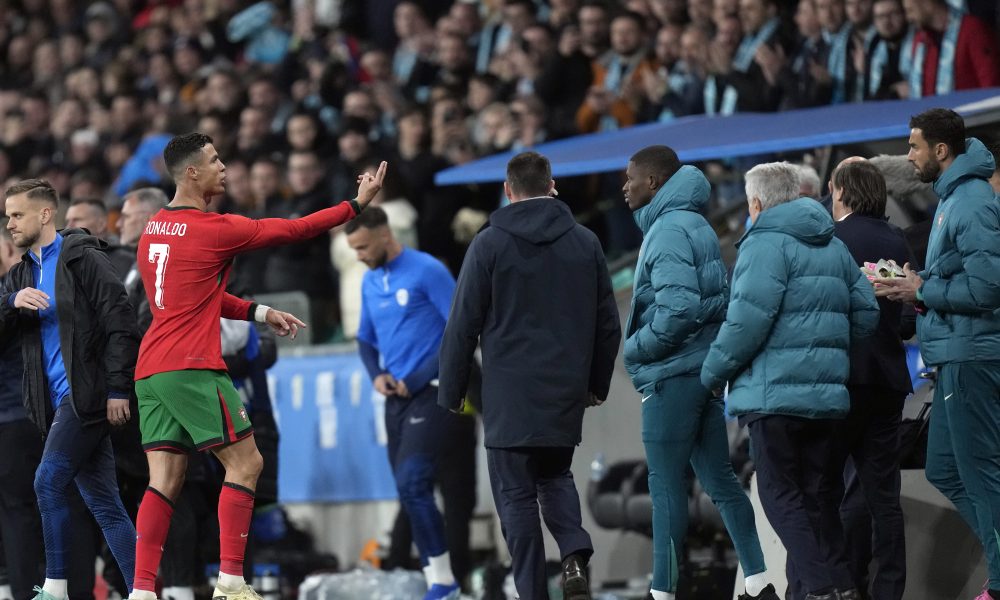 TEŠKO MU PAO PORAZ U LJUBLJANI Ronaldo se izvikao na četvrtog sudiju, kući se nije vratio sa ekipom, već… (VIDEO)