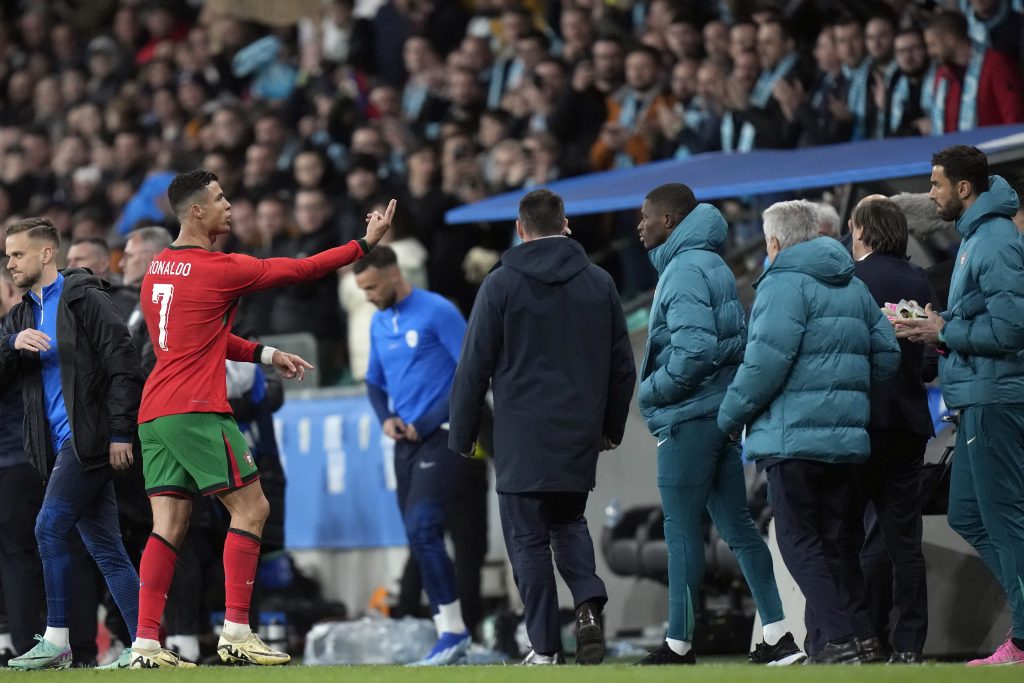 TEŠKO MU PAO PORAZ U LJUBLJANI Ronaldo se izvikao na četvrtog sudiju, kući se nije vratio sa ekipom, već… (VIDEO)