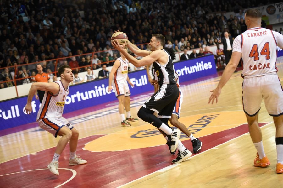 POLUVREME Partizan imao 10 poena viška, Borac preokrenuo, ali crno-beli trojkama stekli prednost (VIDEO)