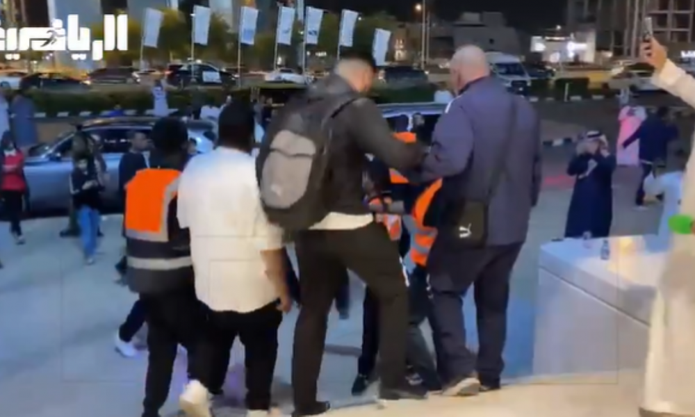 KATASTROFA Mitrović ne može da se osloni na desnu nogu! Jedva je, šepajući, izašao sa stadiona Al Šababa! (VIDEO)