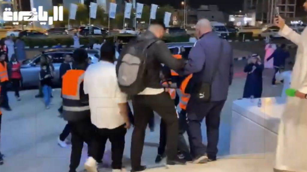 KATASTROFA Mitrović ne može da se osloni na desnu nogu! Jedva je, šepajući, izašao sa stadiona Al Šababa! (VIDEO)