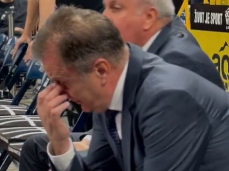 ČISTA EMOCIJA Pomoćni trener Partizana ne može da zadrži suze tokom skandiranja Obradoviću (VIDEO)