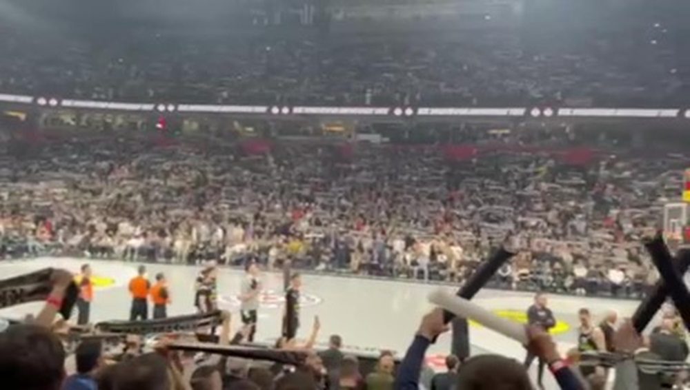 BORBA ZA PLEJ-IN MOŽE DA POČE „Grobari“ ponovo „zapalili“ Arenu! (VIDEO)