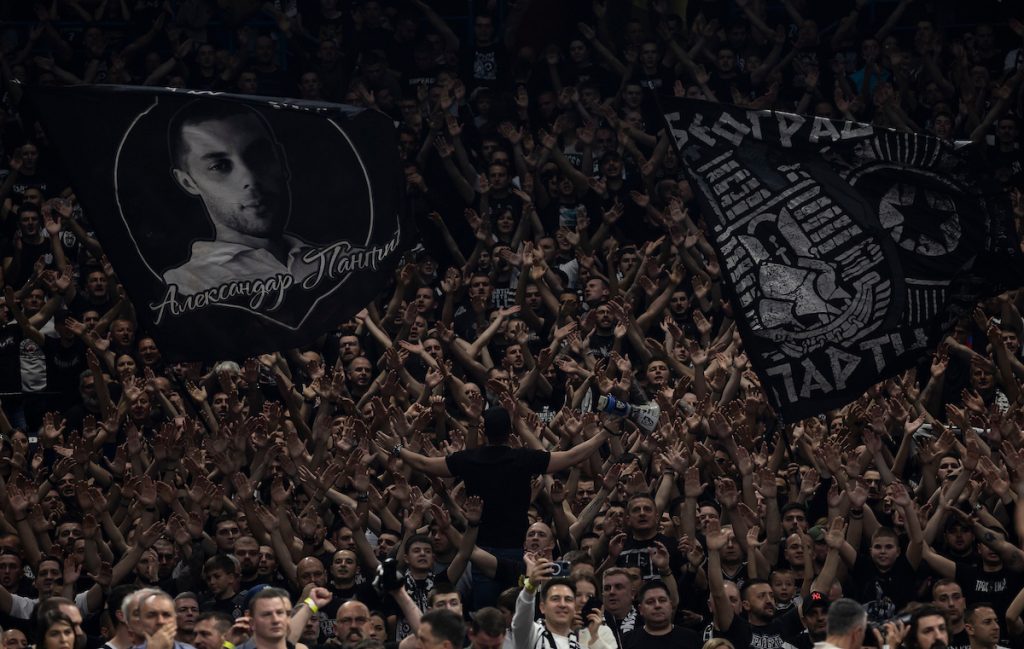 PITANJE KOJE ZAHTEVA DUBOKU ANALIZU Zašto „grobari“ prave doček za Hrvate, a vređaju bivšeg igrača Partizana i reprezentativca Srbije?