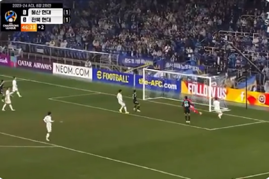 MOŽE I U NAPAD Nesuđeni desni bek Crvene zvezde postigao lep pogodak! Pogledajte! (VIDEO)