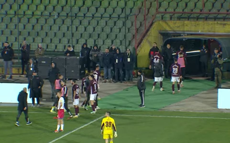 BURNO U BiH Fudbaleri Sarajeva napustili teren u sudijskoj nadoknadi, a publika ih pozdravila ovacijama (VIDEO)