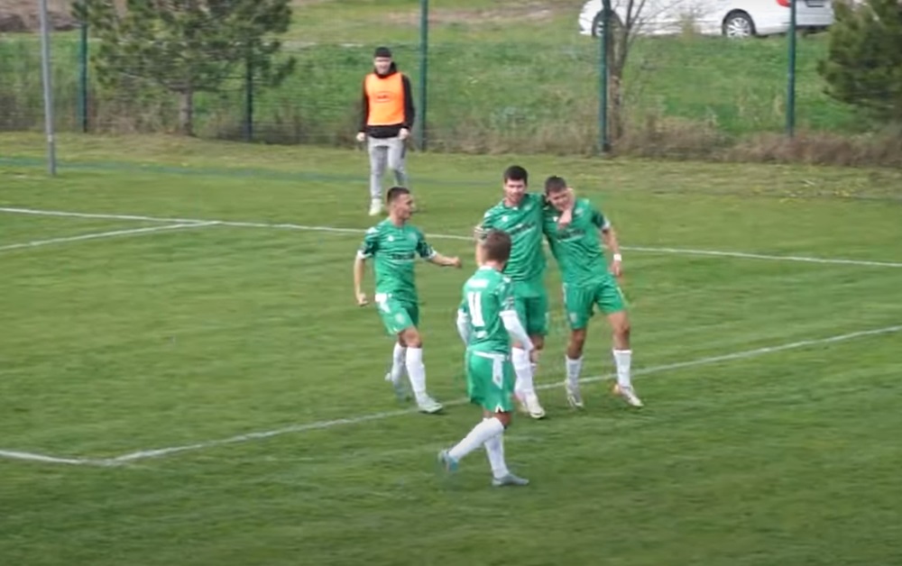 POTEZ ZA UŽIVANJE Bivši igrač Partizana „skinuo pauka“ na meču u Novim Banovcima (VIDEO)