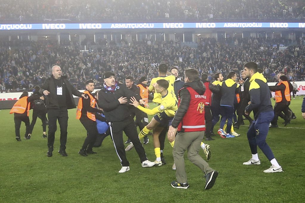 Prebio huligane, oduševio navijače, pa dobio grafit u Istanbulu! Fenerbahče sprema radikalan potez?
