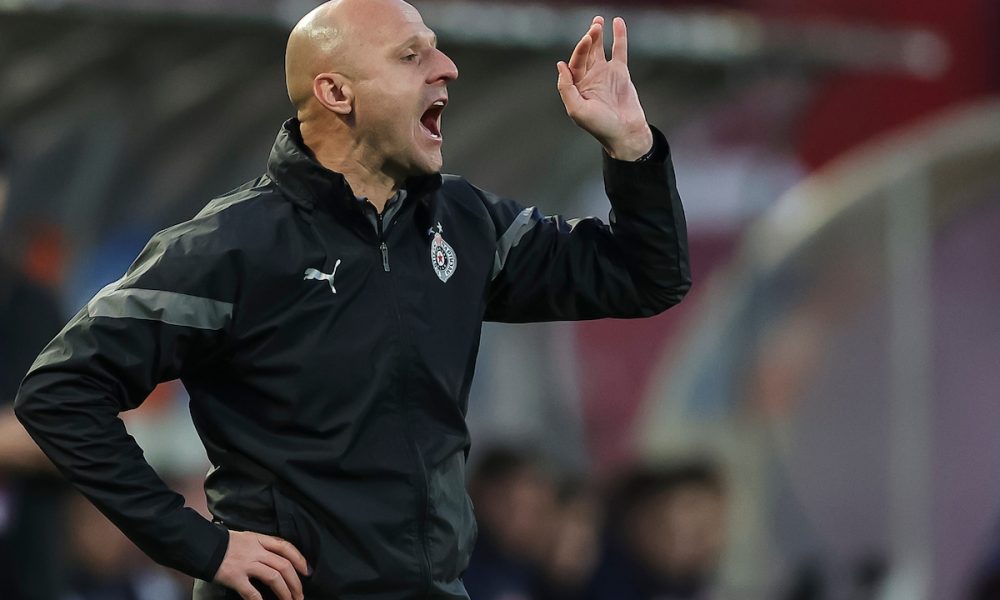 DULJAJ IZGUBIO ŽIVCE Trener Partizana burno reagovao na odluku četvrtog sudije, imao poruku i za klupu Zvezde (VIDEO)