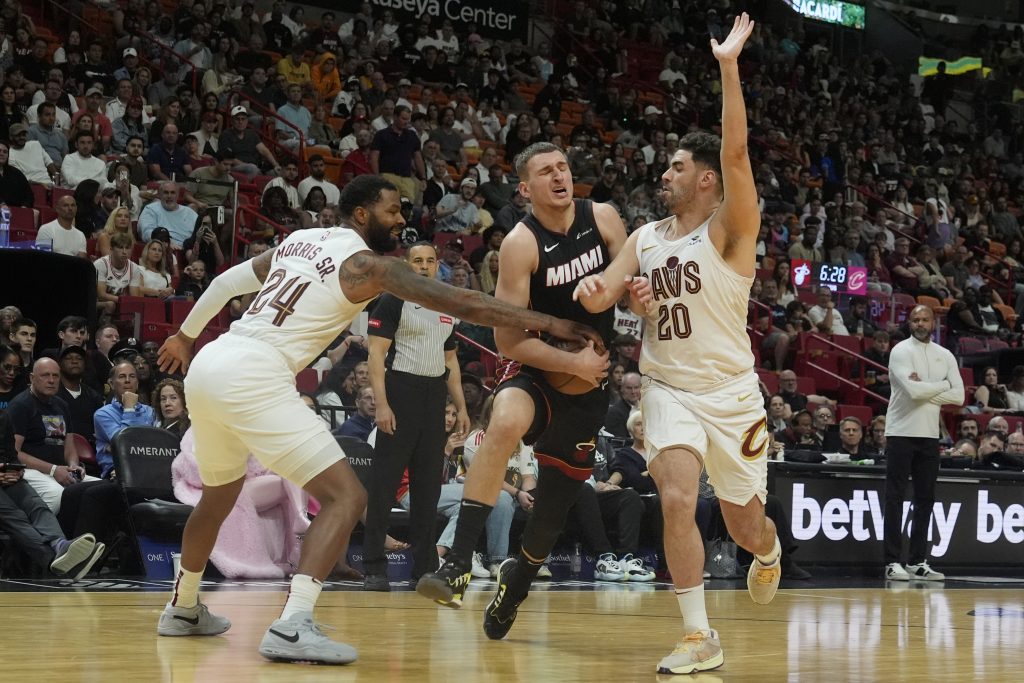 NBA LIGA Jovićev Majami „pregazio“ Klivlend, Adetokumbo vratio Jokića na prvo mesto Zapada (VIDEO)