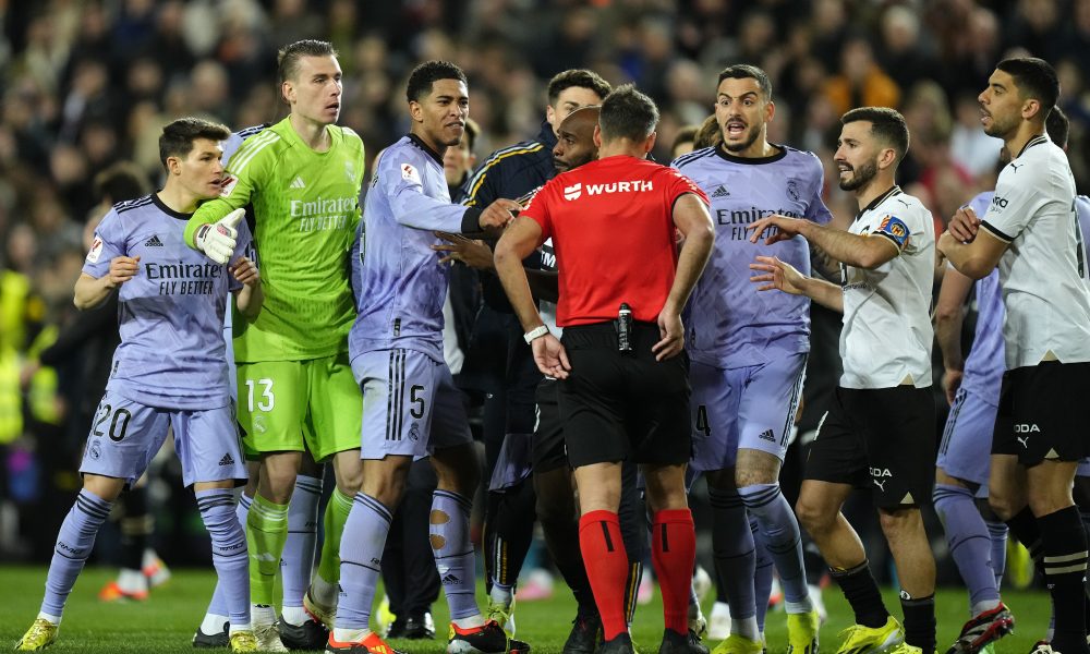 DA LI JE OVO MOGUĆE? Real daje gol za pobedu, a sudija sivra kraj – Belingem isključen (VIDEO)