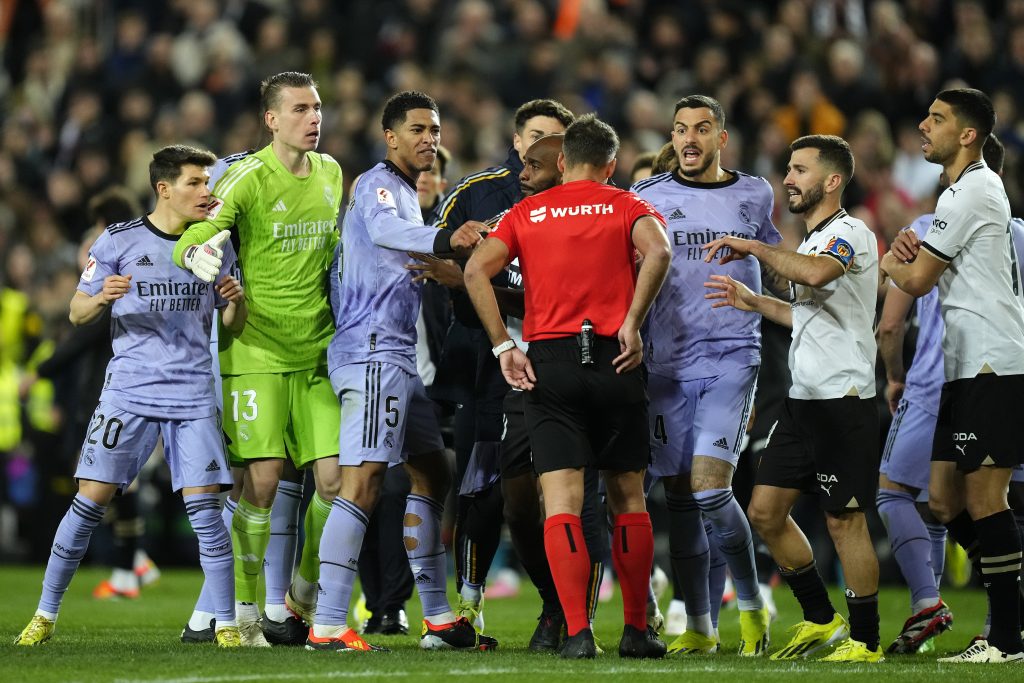 DA LI JE OVO MOGUĆE? Real daje gol za pobedu, a sudija sivra kraj – Belingem isključen (VIDEO)