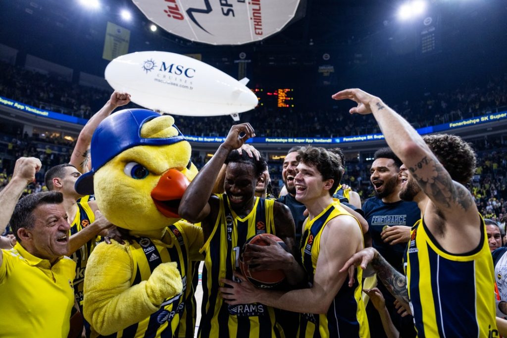 ISTORIJA U ISTANBULU Fenerbahče demolirao Albu, Amerikanac dao skoro polovinu poena!