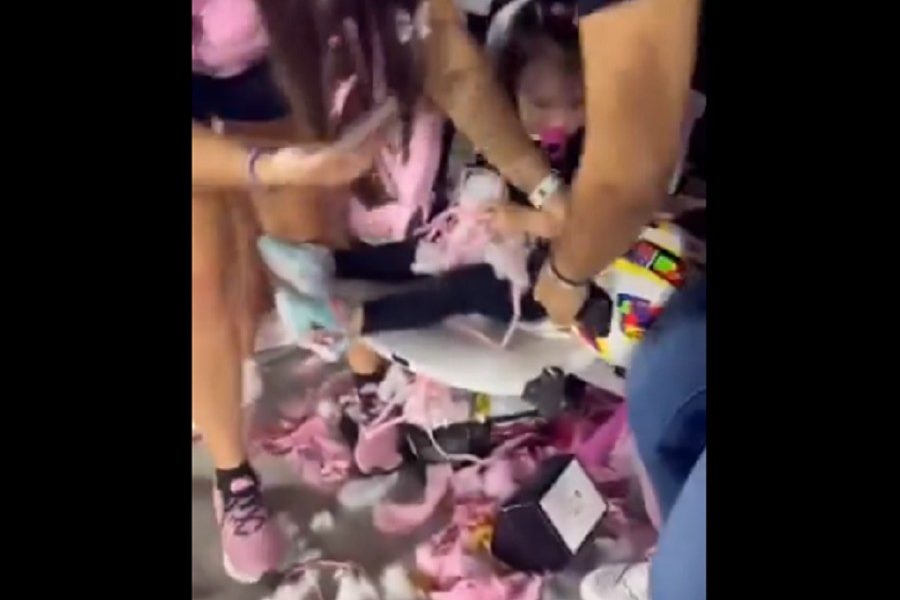 DA LI JE NORMALAN? Argentinac umalo da mu teško povredi dete, otac „tešio“ devojčicu: Jesi li dobro ljubavi? Mesi te je pogodio! (VIDEO)