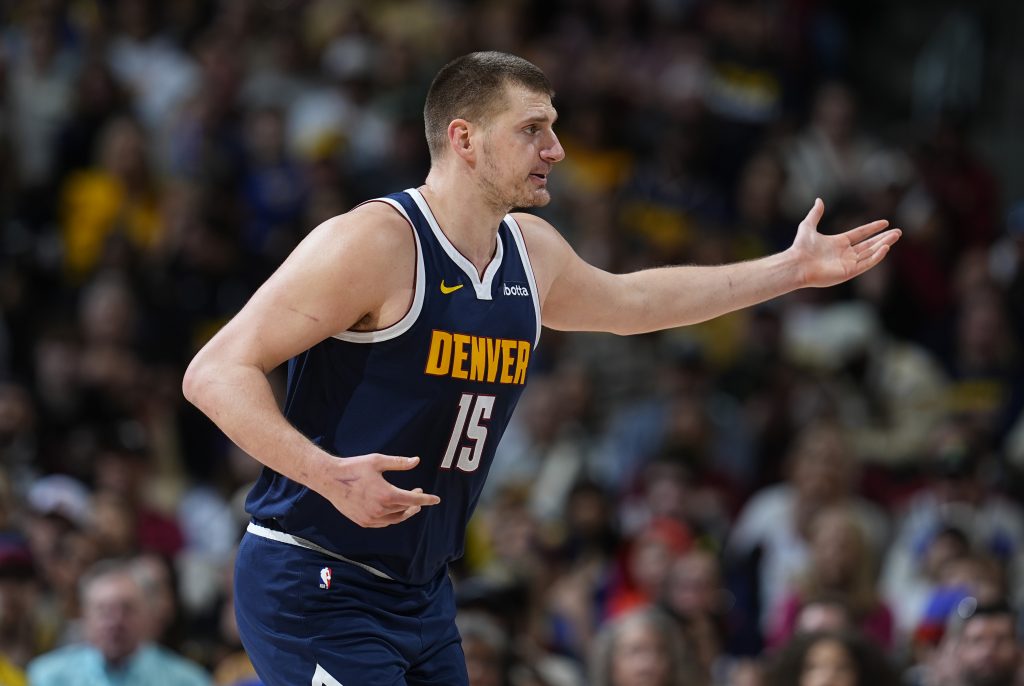 JOKIĆ U TRANSU Pobedio na konjičkim trkama, pa se prepustio Džejovim hitovima (VIDEO)