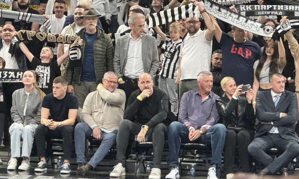 LEGENDE JUGOSLOVENSKE KOŠARKE U ARENI Evo kako su „grobari“ dočekali Rađu i Kukoča (VIDEO)