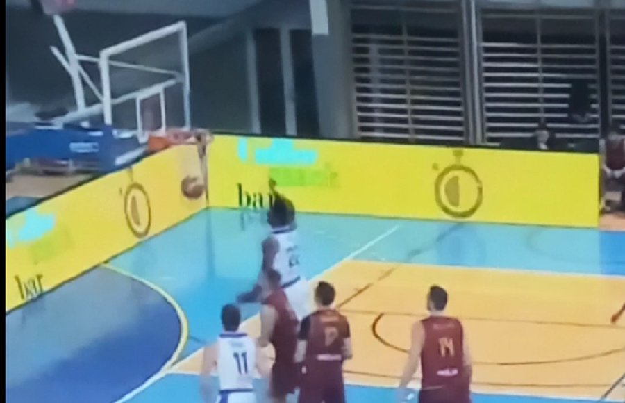 DA LI STE IKADA VIDELI OVAKO NEŠTO? Komična scena u šampionatu BIH… Košarkaš Sparsa postigao koš nogom (VIDEO)