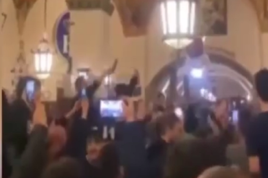 HAOS U PIVNICI U MINHENU Navijači Lacija pevali fašističke pesme, a onda je jedan uhapšen zbog Hitlera (VIDEO)