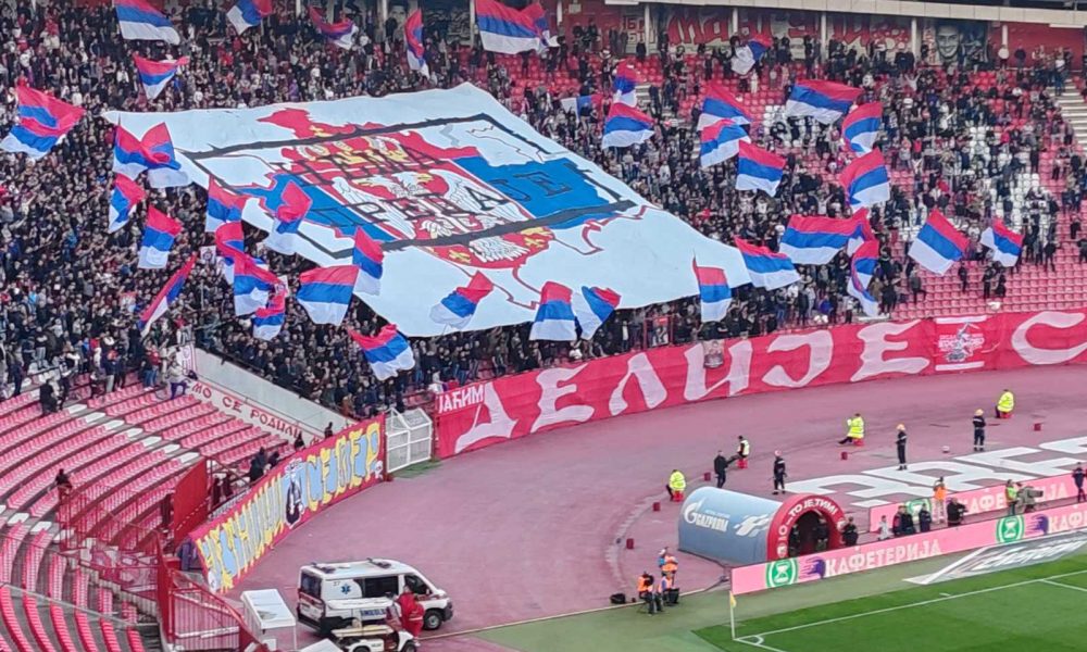 DERBI ATMOSFERA Srpske trobojke na severu! „Crveni đavoli“ kasne, ali se polako puni „kavez“ (VIDEO)
