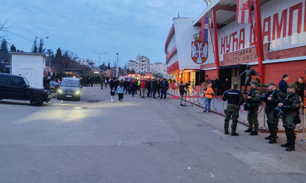 VELIKE MERE OBEZBEĐENJA Policajci sa dugim cevima, za sada nema gužve oko „Marakane“ (VIDEO)