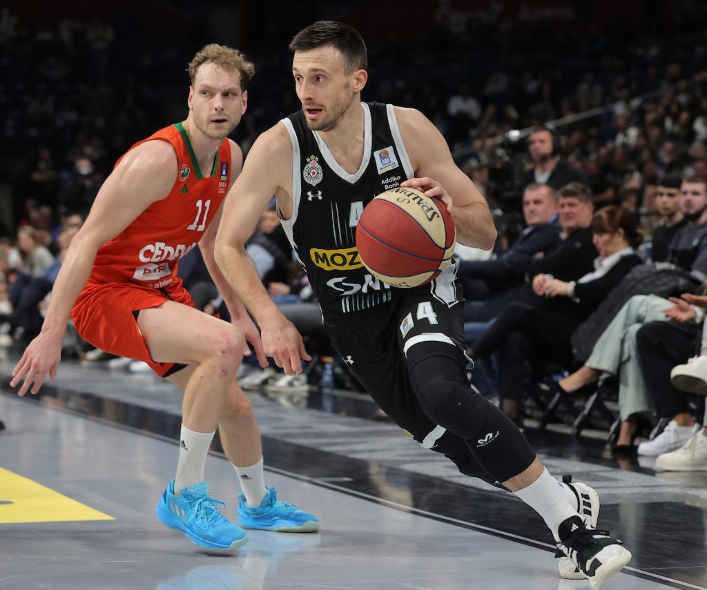 SJAJNO POLUVREME U ARENI Partizan ima „+13“ na pauzi protiv Cedevita Olimpije, crno-beli ubacili 70 poena (VIDEO)