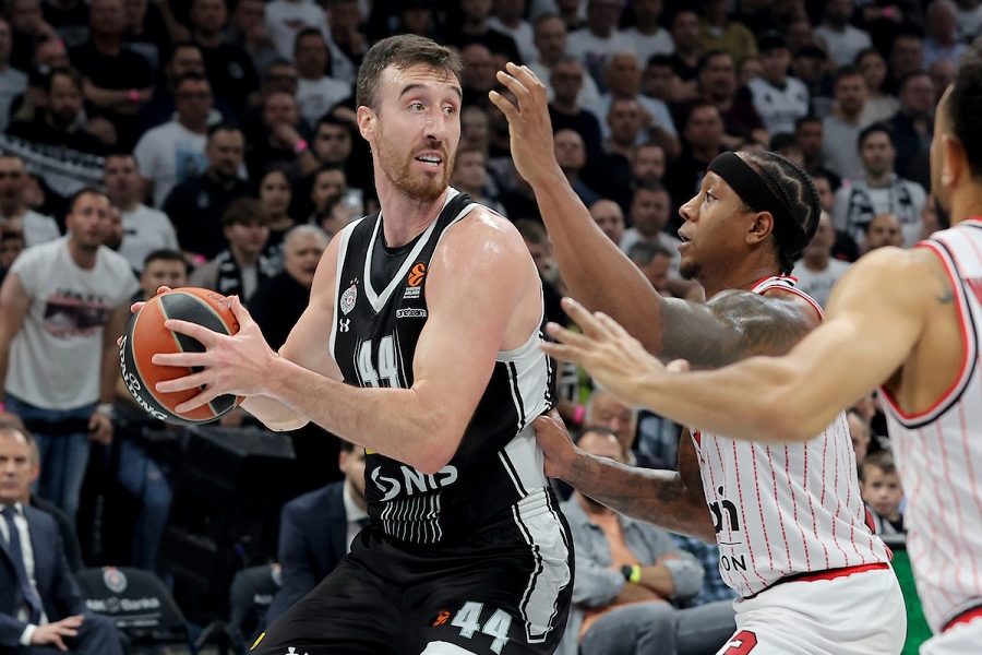 POLUVREME Miriše da bi ovo moglo da bude crno-belo veče! „Gori“ Arena, Partizan vodi osam poena razlike