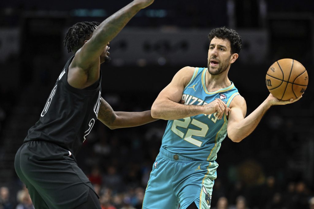 NBA Klivlend gazi sve pred sobom! Stradao Micićev Šarlot, Srbin dobio pet minuta za zaborav (VIDEO)