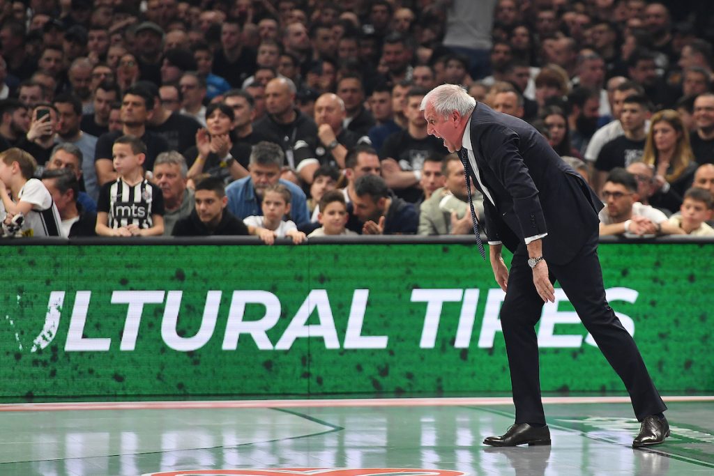 OBRADOVIĆ: Rekao sam, ne smeju da budu spuštene ruke, čovek je pogađao sa osam, devet metara… Ne mislim da ovaj poraz previše boli