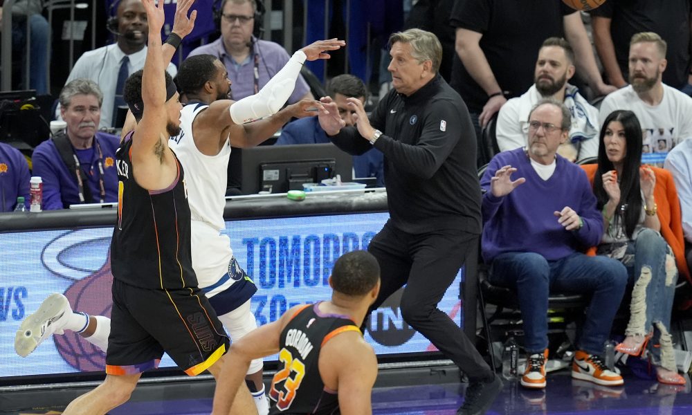 BIZARNOST U NBA LIGI Trener Minesote u kolicima napustio teren – povredio ga je njegov igrač (VIDEO)