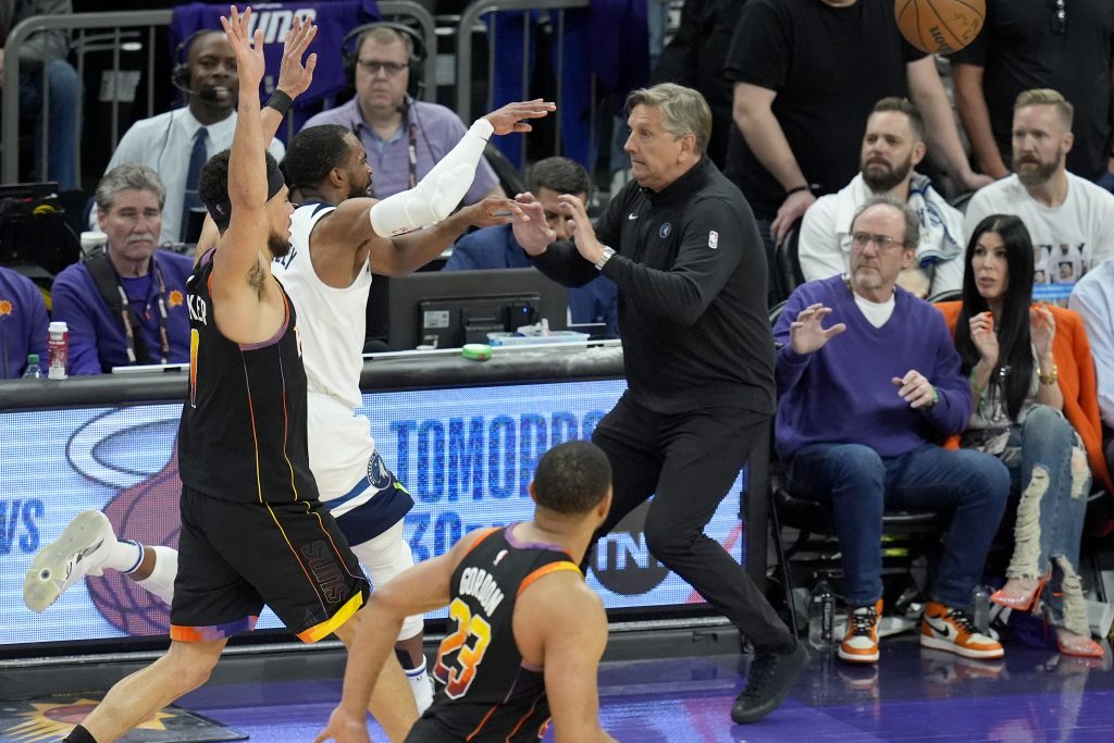 BIZARNOST U NBA LIGI Trener Minesote u kolicima napustio teren – povredio ga je njegov igrač (VIDEO)