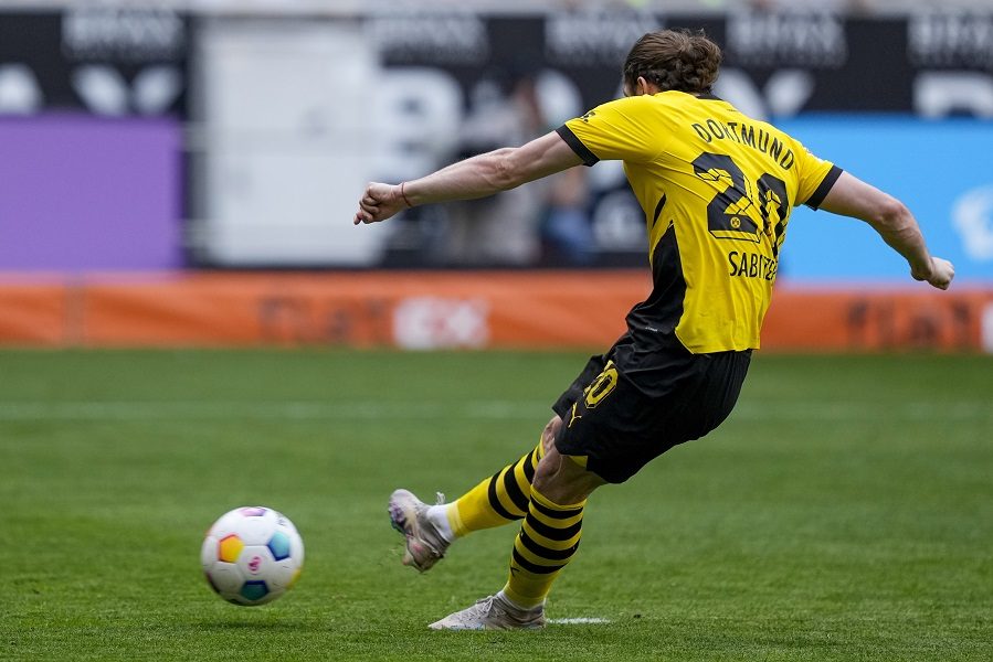 OVOGA NEMA NI U SEOSKIM LIGAMA Sudija dosudio penal za Dortmund, Sabicer pogodio mrežu, ali je radost kratko trajala (VIDEO)