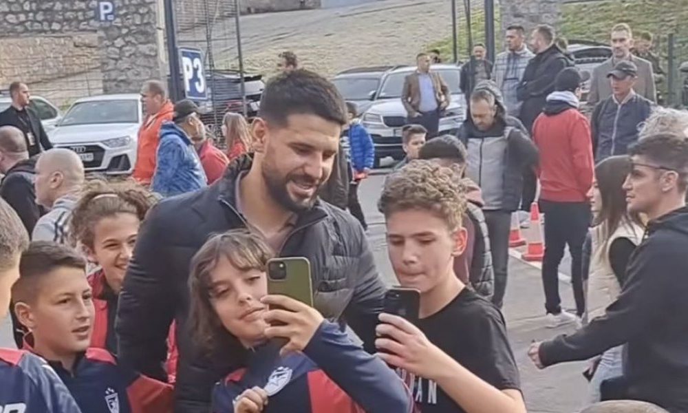 POSETA DERBIJU Mitrović bodrio Partizan, a pre toga se fotografisao sa navijačima Zvezde