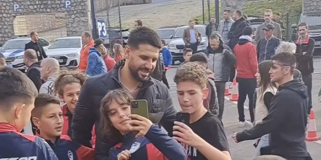 POSETA DERBIJU Mitrović bodrio Partizan, a pre toga se fotografisao sa navijačima Zvezde