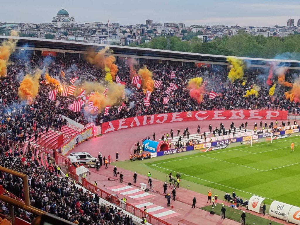 „STADION PUN U DIMU SVE“ Dim ponovo „guta“ Marakanu, „delije“ dimovima otvorile drugo poluvreme (VIDEO)
