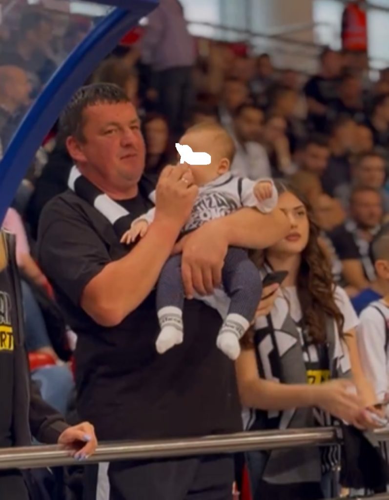 KAKVA SCENA U LAKTAŠIMA I beba navija za Partizan (VIDEO)