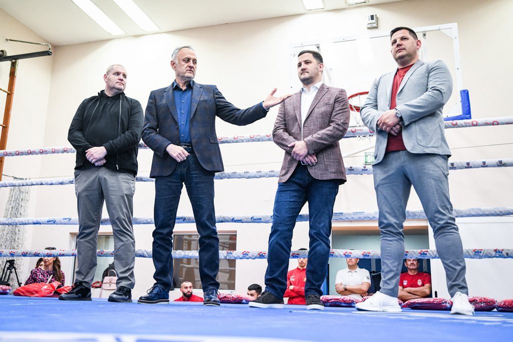 Ministar sporta Zoran Gajić posetio srpske boks reprezentativce uoči seniorskog EP u Beogradu