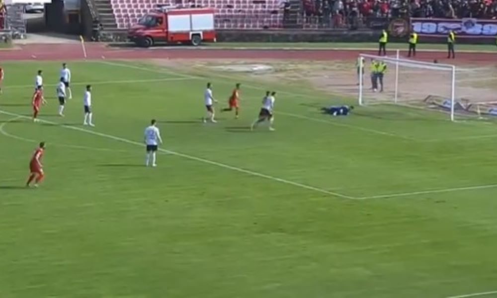 MALA POMOĆ PRIJATELJA Glazera je ometala dimna bomba, a pogledajte ko je smetao golmanu Čukaričkog u Kragujevcu (VIDEO)