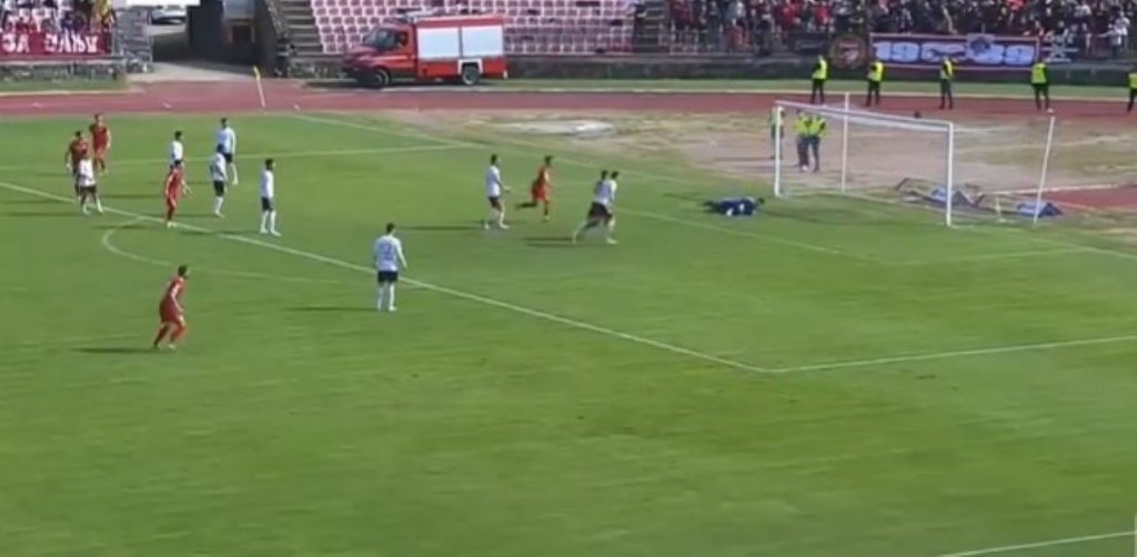 MALA POMOĆ PRIJATELJA Glazera je ometala dimna bomba, a pogledajte ko je smetao golmanu Čukaričkog u Kragujevcu (VIDEO)